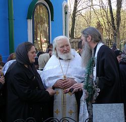 Протоиерей Владимир Воробьев с детьми отца Александра  сыном протоиереем Сергием и дочерью матушкой Людмилой на Николо-Архангельском кладбище. 1 мая 2009 г.