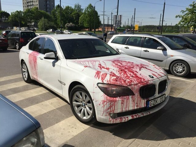 4. У входа в торговый центр кто-то не пожалел варенье для мастера парковки 4. У входа в торговый центр кто-то не пожалел варенье для мастера парковки
