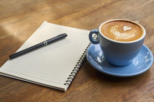 Тетрадка с ручкой и кофе