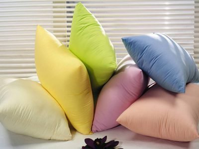 Цветные подушки на подоконнике