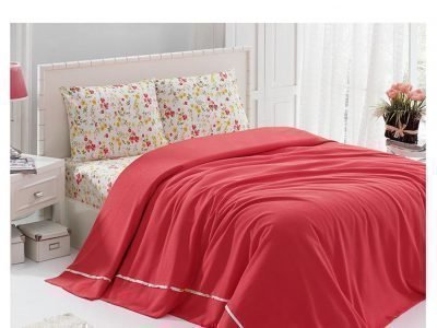 Кровать с красным покрывалом