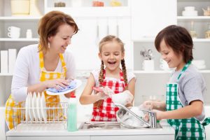 семья и домашние обязанности, мытье посуды, картинка