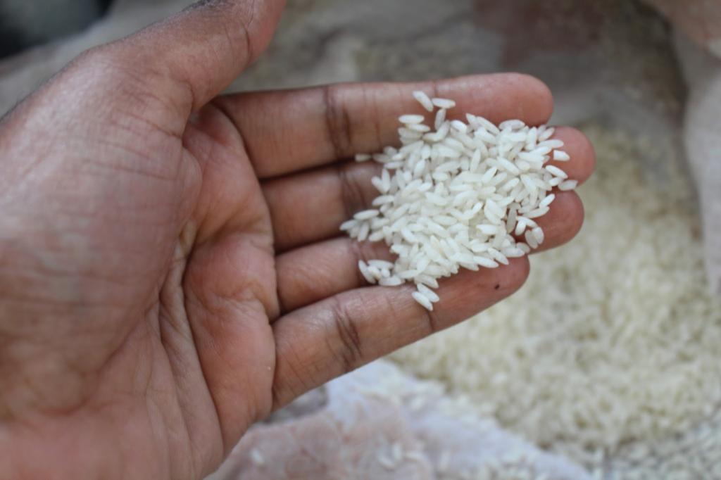 к чему рассыпать рис
