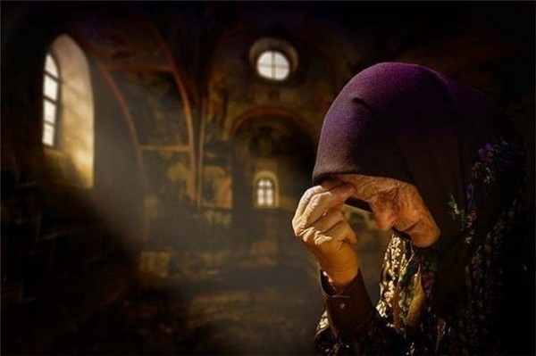 бабушка молится