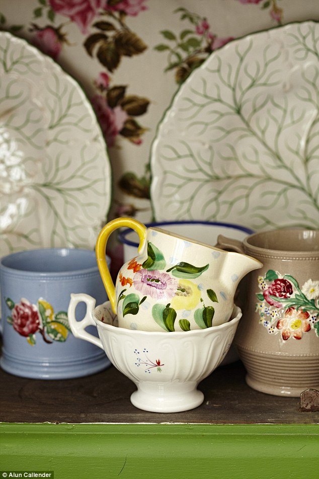 Two vintage cider mugs mix well with traditional majolica cabbage plates, which belonged to Sarah’s grandparents. Find similar at Kempton Park (sunburyantiques. com) and Ardingly (iacf. co.uk) antiques fairs.
