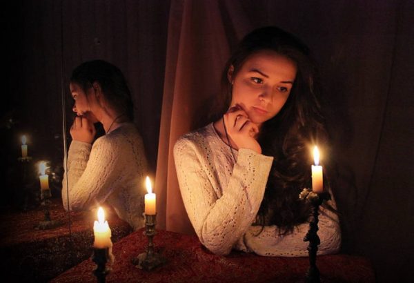 Девушка со свечой перед зеркалом