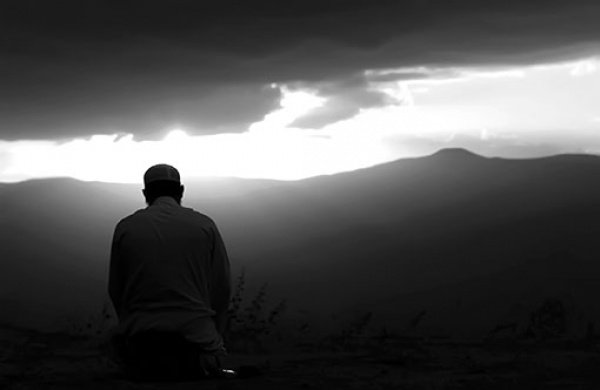 Того, кто часто просит Аллаха о прощении, Аллах освободит от любых переживаний