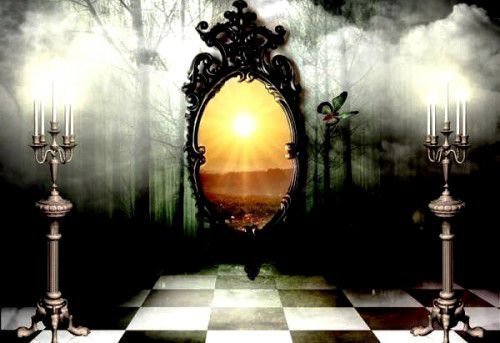 Эзотерические учения утверждают, что зеркало имеет двойственную природу: половина его ауры принадлежит нашему миру, а вторая уходит прямо в потусторонний