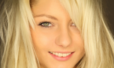 Page_medium_385985_devushka_litso_blondinka_ulyibka_1680x1050__www.gdefon.ru_