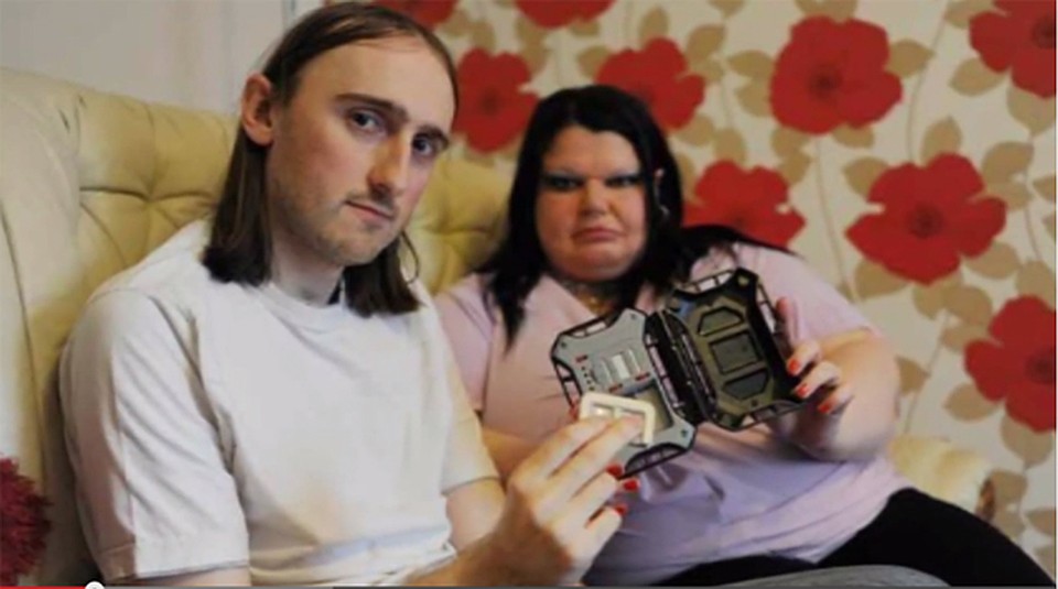 Каждый день 43-летняя жительница британского Лестера проверяет своего любимого мужчину, 31-летнего Стива, на детекторе лжи. Фото: Youtube. 
