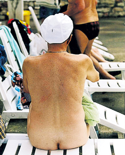 На сочинском пляже во время «Кинотавра» в 2005 году ДАНЕЛИЯ чувствовал себя раскрепощённым