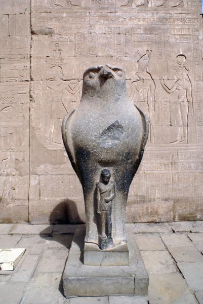 Статуя бога Гора у входа в храм в Эдфу, Египет
