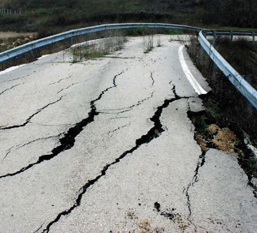 Асфальтовая дорога после землетрясения