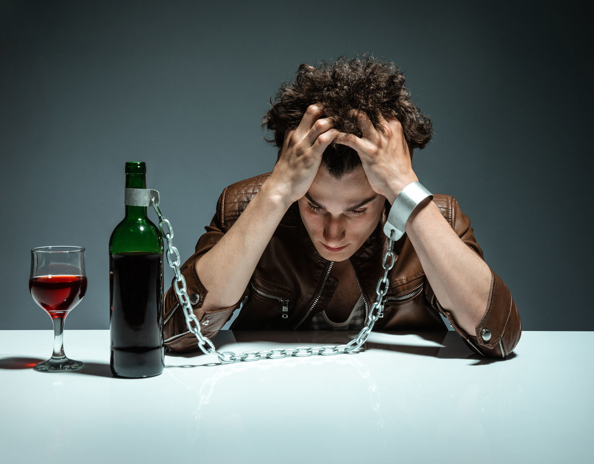 Алкоголизм, наркомания, переедание являются последствиями саморазрушительного поведения