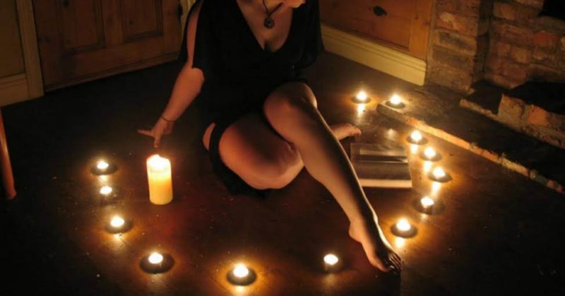 Женщина производит ритуал