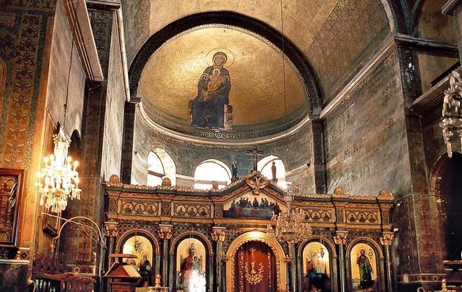 Алтарь в храме Святой Софии с мозаикой Одигитрия
