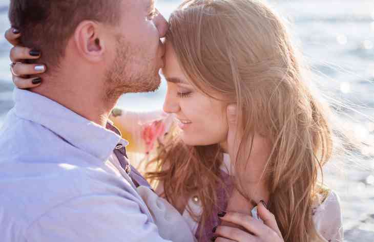 3 причины, по которым некоторые парни целуют свою вторую половинку в лоб