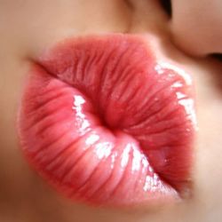 Почему красивые люди больше любят целоваться?